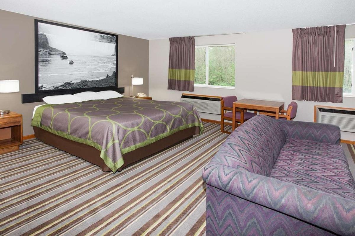 Super 8 By Wyndham Gilman Hotel Exterior photo